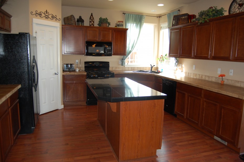 Interesting Black Granite Top Kitchen Island Escorted By L Shaped Espresso Kitchen Cabinets Also Double Corner Windowed Glass In Country Kitchen Decorating Scheme Splendid Espresso Kitchen Cabinet Kitchen Designs